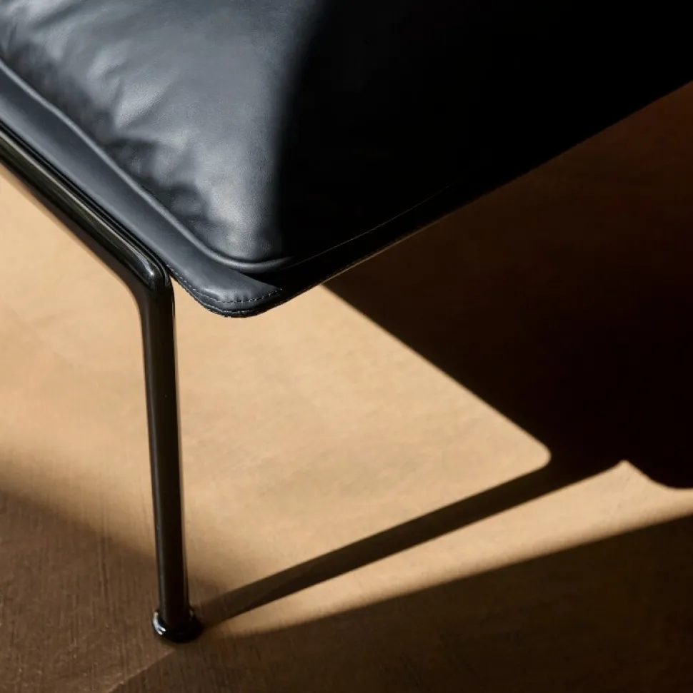 &Tradition Muno LN17 Black Noble Leather Dark Chrome Legs
